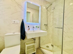 Shower, hair dryer, bidet, towels - Penthouse closest to the sea with large private roof terrace, sea view, wi-fi and garage (Torrox)