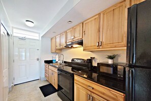 Full-sized fridge, microwave, oven, stovetop