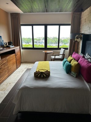 Luxury Junior Suite King Bed | 1 bedroom, Egyptian cotton sheets, premium bedding, minibar