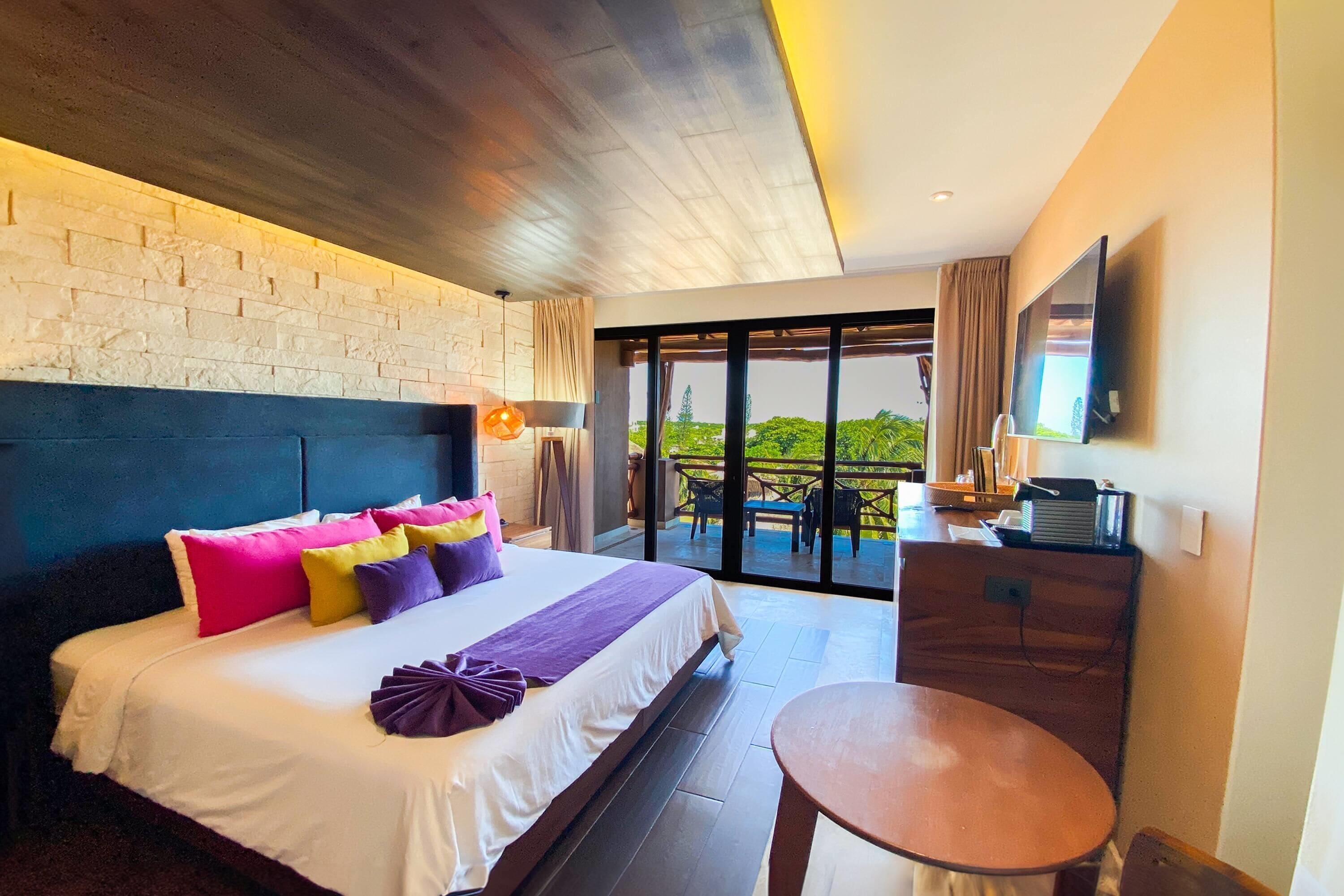 Junior Suite, 1 King Bed, Non Smoking, Balcony