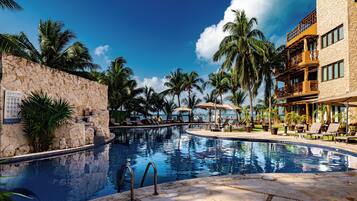 2 piscines extérieures, chaises longues