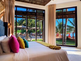 Ocean Front Villa 1 King and 2 Double Beds up to 4 adults included | 埃及棉床单、高档床上用品、迷你吧、客房内保险箱