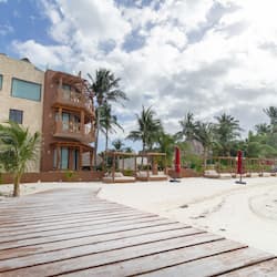 Plage, sable blanc, chaises longues, parasols