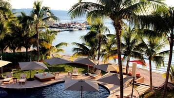 2 outdoor pools, pool loungers