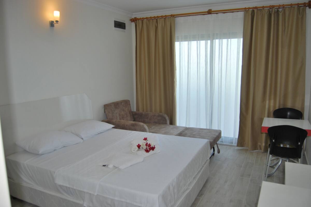 Standard Triple Room | Minibar, in-room safe, blackout drapes, soundproofing