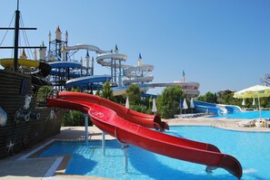 5 outdoor pools, open 10:00 AM to 8:00 PM, free pool cabanas - Park Aqua (Antalya)