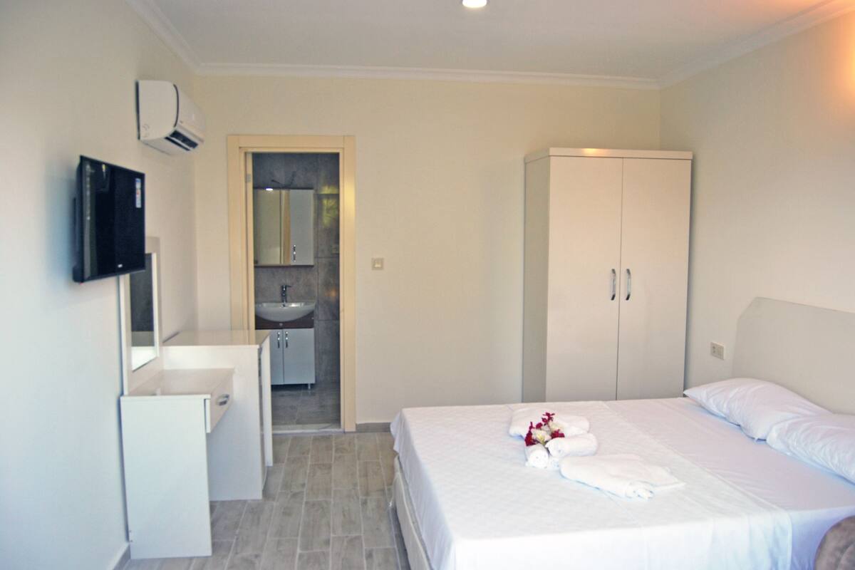 Standard Double or Twin Room | Minibar, in-room safe, blackout drapes, soundproofing
