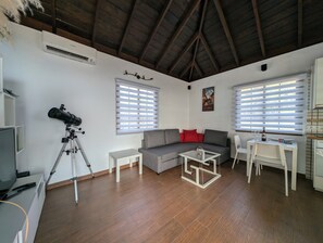 Una Smart TV, un reproductor de DVD, un reproductor estéreo