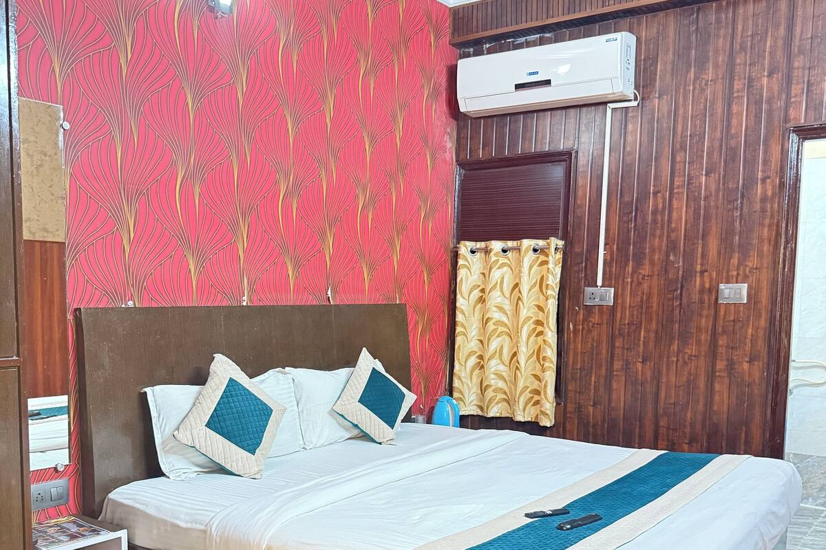 Deluxe Double Room | Desk, cribs/infant beds, free WiFi