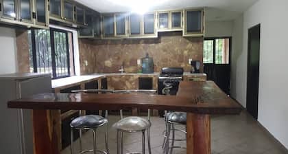 Casa Ubicada Cerca de una Hermosa Laguna, mit einer Hermosa Vista a la Sierra.