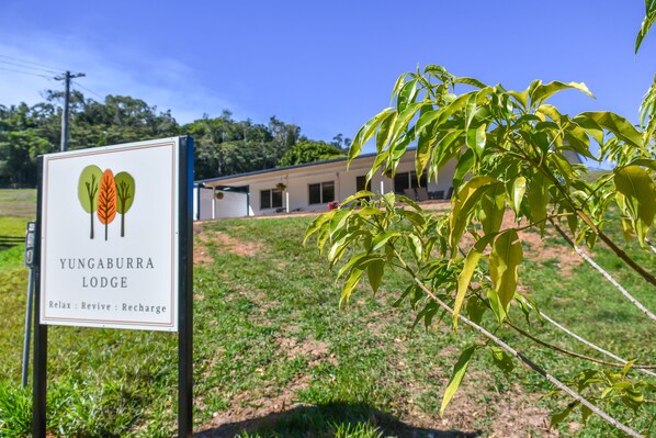 Vista frontal de la propiedad