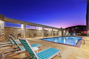 Outdoor pool, pool umbrellas, pool loungers - Home2 Suites by Hilton Abilene (Abilene)