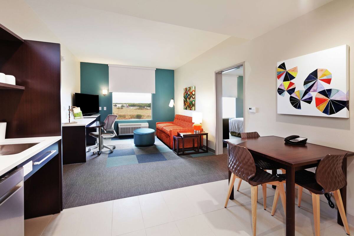 1 bedroom, premium bedding, desk, laptop workspace