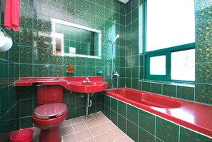 Double Room | Bathroom | Combined shower/tub, deep soaking tub, free toiletries, hair dryer - M Motel (Gangneung)