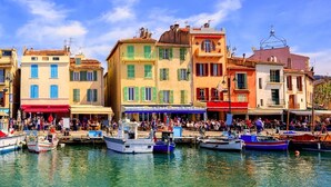 A waterfront with colorful buildings and boats docked. - Charming cottage located in the heart of a Provencal farmhouse and its winery (Le Plan du Castellet)