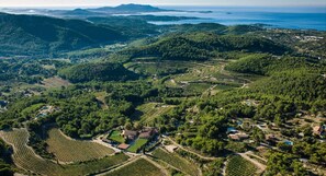 Aerial view - Charming cottage located in the heart of a Provencal farmhouse and its winery (Le Plan du Castellet)
