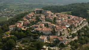 Aerial view - Charming cottage located in the heart of a Provencal farmhouse and its winery (Le Plan du Castellet)