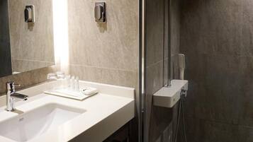 Douche, articles de toilette gratuits, sèche-cheveux, peignoirs