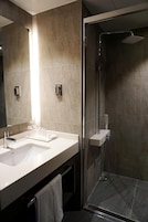 Chuveiro, produtos de toalete grátis, secador de cabelo 