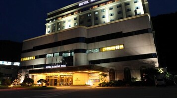 住宿正面 - 傍晚/夜晚