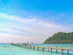 On the beach - Ko Kut Ao Phrao Beach Resort (Ko Kood)