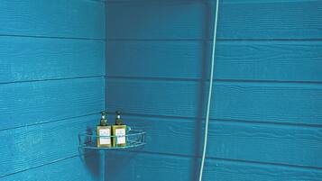 Garden View | Badezimmer | Dusche, Haartrockner, Handtücher, Seife