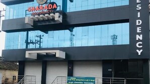 Un edifici amb un rètol que diu "SHARADA RESIDENCY".