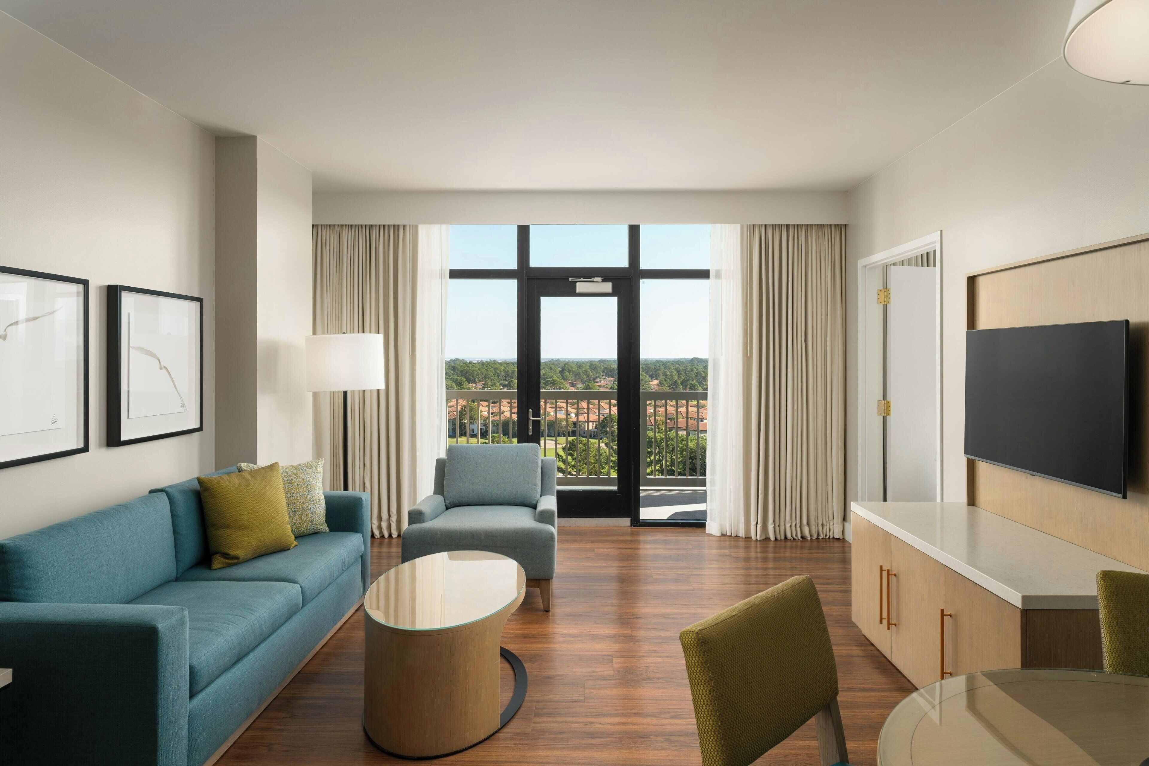 Suite ejecutiva, 2 camas Queen size, balcón, vista al resort | Sala de estar | Televisión de pantalla plana, iPad, Netflix y Hulu 