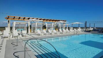 Piscina externa, barracas, guarda-sóis