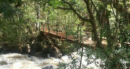 Schöner Bauernhof mit Pool, eine kleine Insel. In der Nähe des Rio Jaguari Wasserfalls.