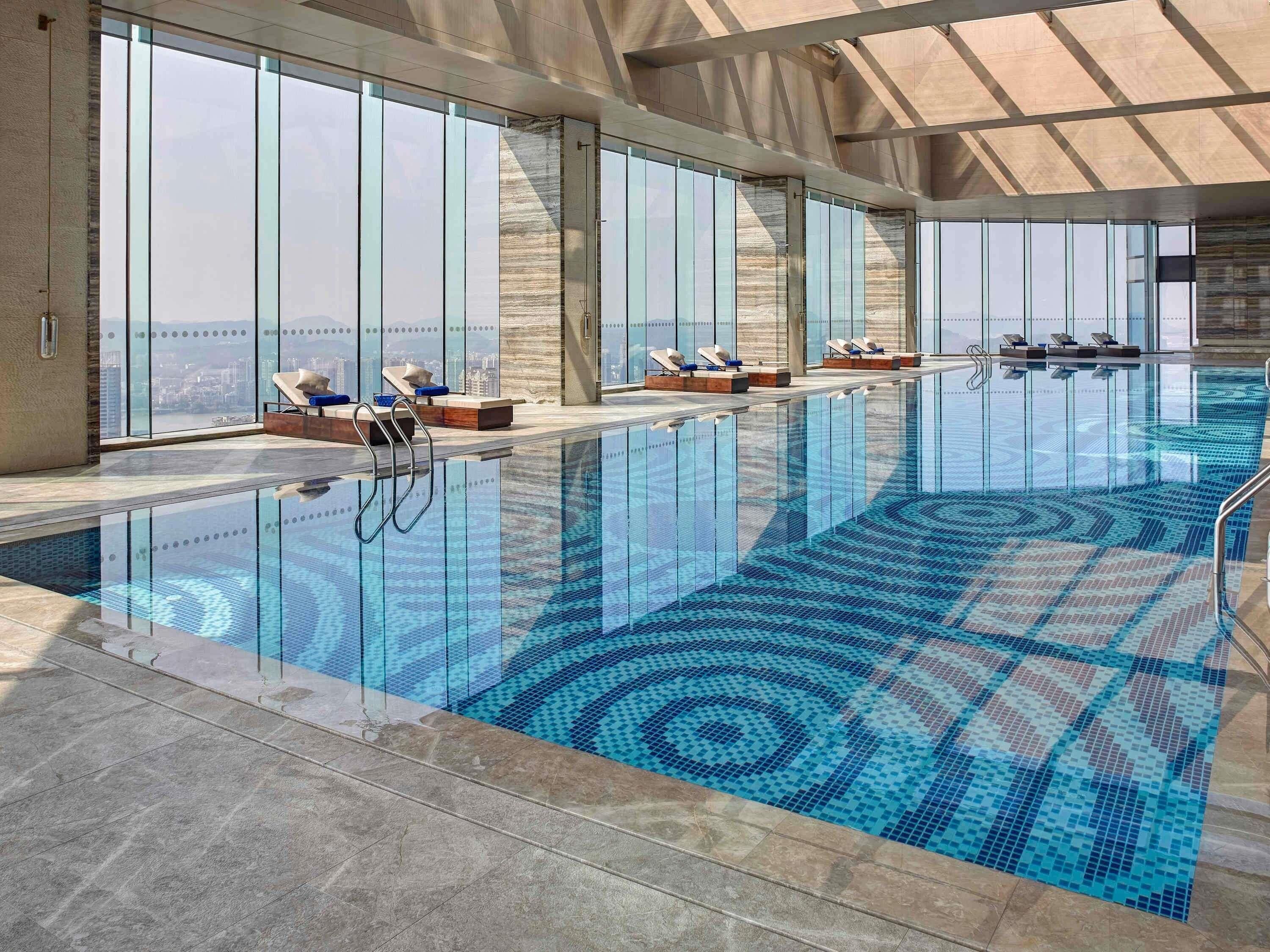 Piscina interna, funciona das 6h30 às 23h, espreguiçadeiras