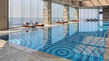 Piscina interna, funciona das 6h30 às 23h, espreguiçadeiras