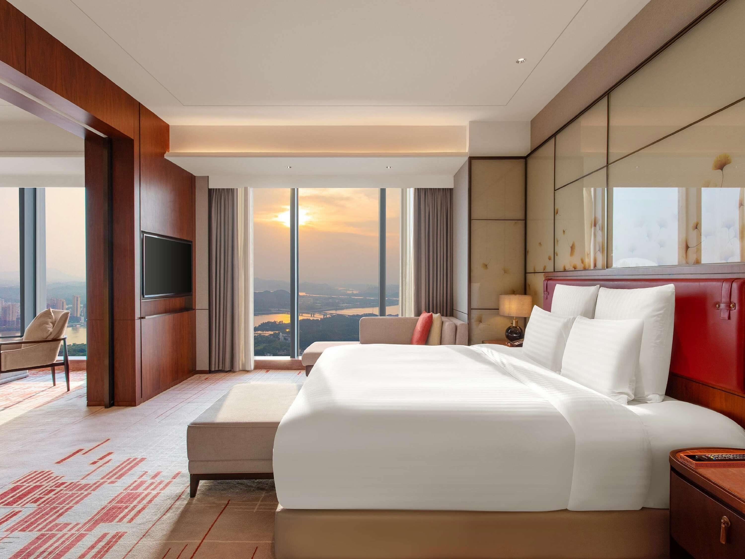 Deluxe-Suite, 1 King-Bett, Zutritt zur Club Lounge, Flussblick (High Floor) | Hochwertige Bettwaren, Daunenbettdecken, Minibar, Zimmersafe