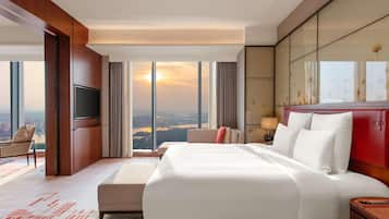 Deluxe-Suite, 1 King-Bett, Zutritt zur Club Lounge, Flussblick (High Floor) | Hochwertige Bettwaren, Daunenbettdecken, Minibar, Zimmersafe