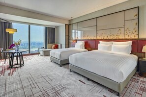 Familiekamer, 1 kingsize bed, uitzicht op rivier (High Floor) | Luxe beddengoed, donsdekens, een minibar, een kluis op de kamer