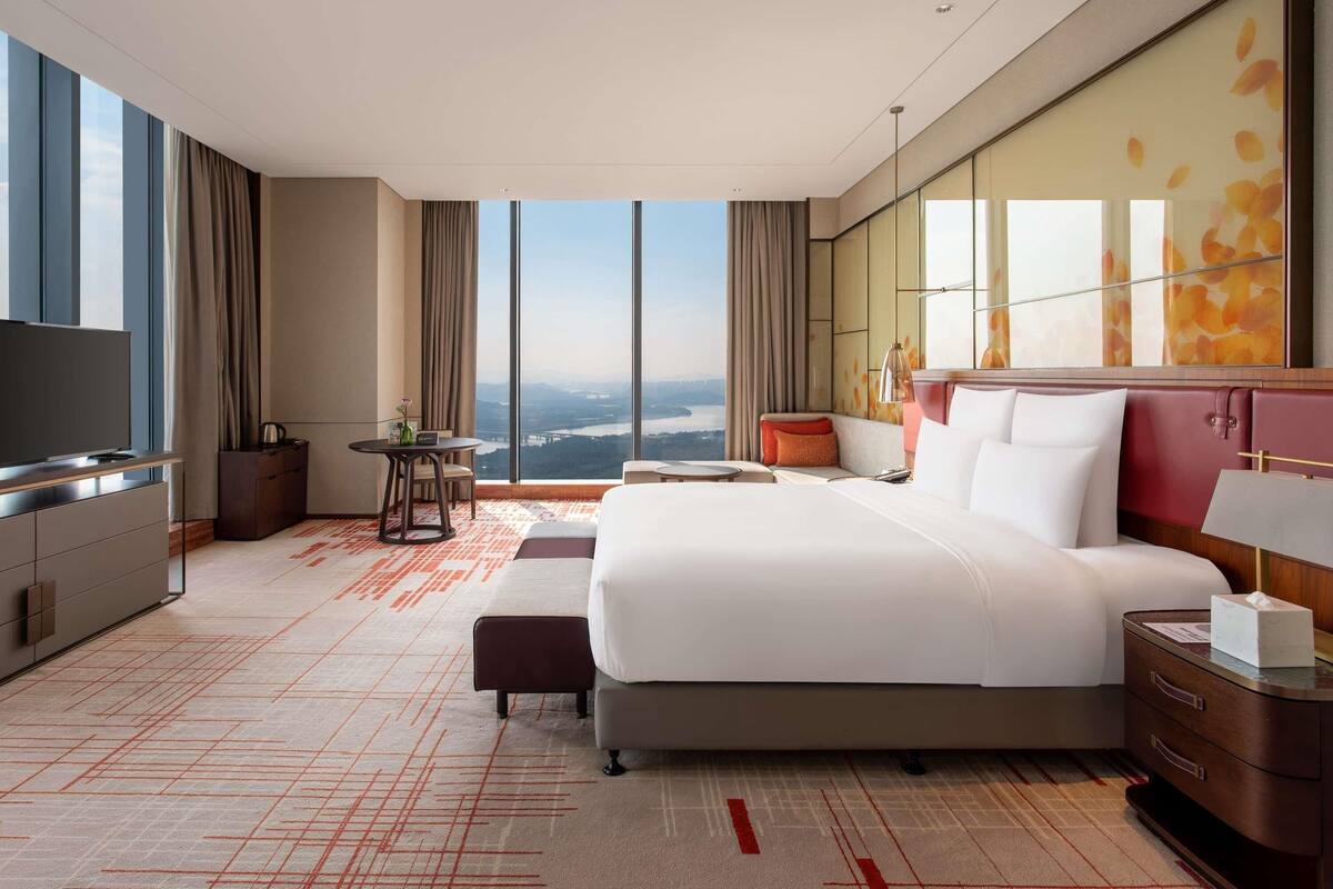 Deluxe kamer, 1 kingsize bed, toegang tot de clublounge, uitzicht op rivier (Executive) | Luxe beddengoed, donsdekens, een minibar, een kluis op de kamer