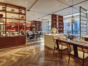 2 restaurants servant le déjeuner et le dîner, plats Cuisine chinoise