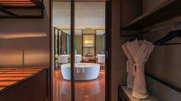 Suite Deluxe, 1 cama de matrimonio grande, Acceso al salón del club, vistas al río (High Floor) | Baño | Bañera y ducha independientes y cabezal de ducha tipo lluvia