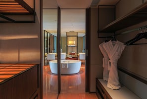 Deluxe Suite, 1 King Bed, Club Lounge Access, River View (High Floor) | Bathroom | Separate tub and shower, rainfall showerhead, designer toiletries