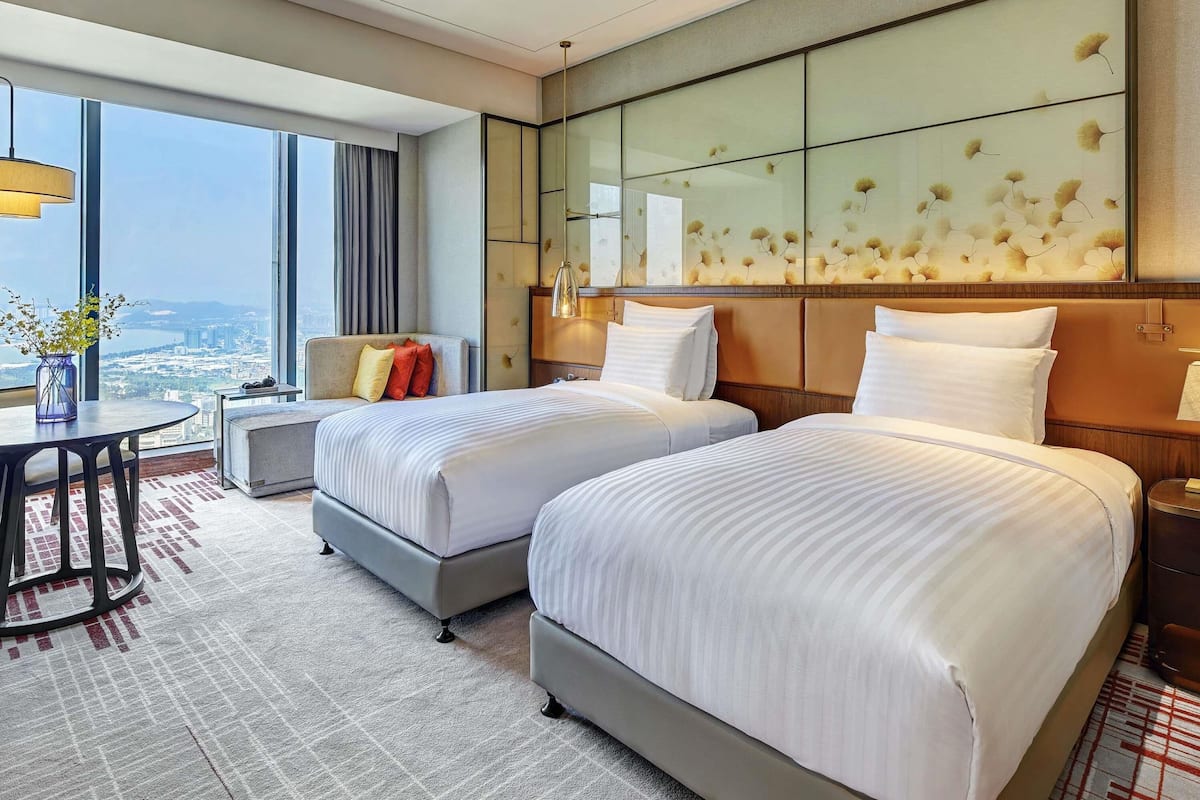 Habitación superior, 2 camas individuales, vista al río | Ropa de cama de alta calidad, edredón y minibar