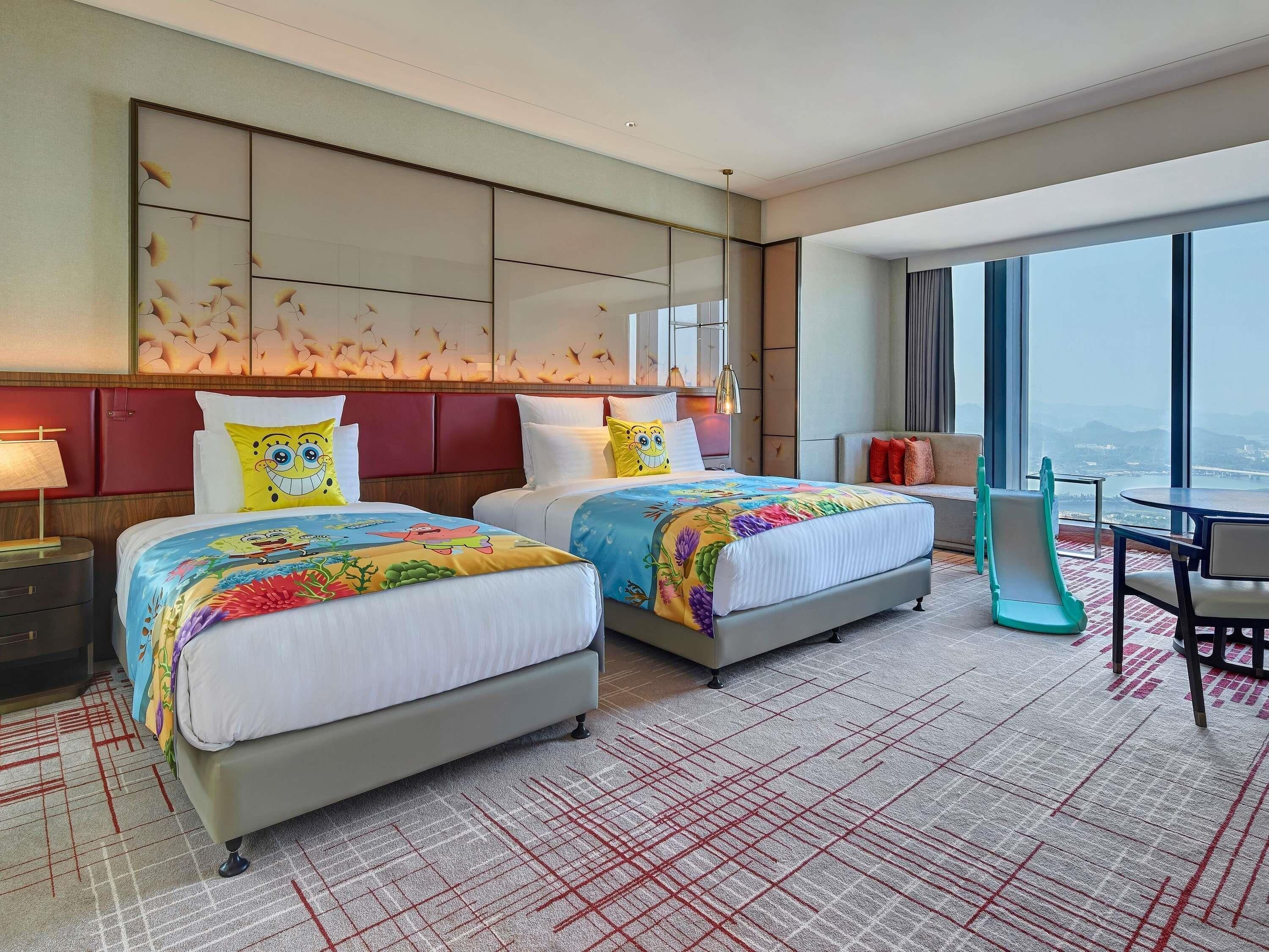 ห้องแฟมิลี่, เตียงคิงไซส์ 1 เตียง, วิวแม่น้ำ (High Floor) | เครื่องนอนระดับพรีเมียม, ผ้านวมขนเป็ด, มินิบาร์, ตู้นิรภัยในห้องพัก