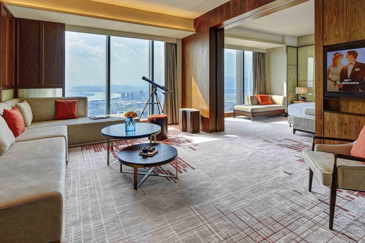 Deluxe Suite, 1 King Bed, Club Lounge Access, River View (High Floor) | 1 bedroom, premium bedding, down comforters, minibar
