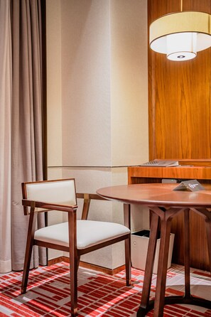 Quarto luxo, 2 camas de solteiro, acesso ao Club Lounge, vista para o rio (Premium) | Roupas de cama premium, edredons de pluma, frigobar, cofres nos quartos