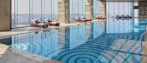 Piscine couverte, accès possible de 06 h 30 à 23 h 00, chaises longues