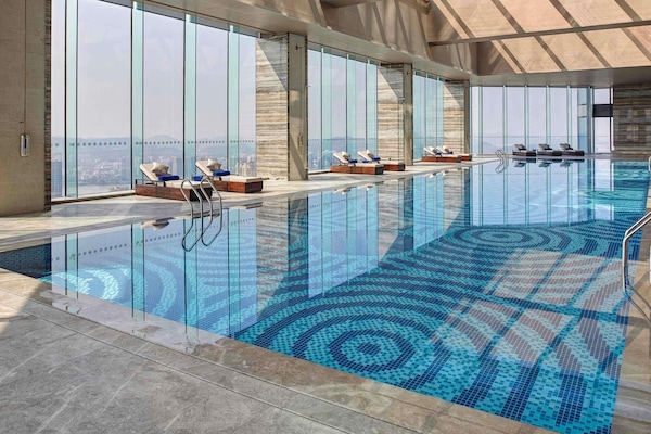 Piscina interna, funciona das 6h30 às 23h, espreguiçadeiras