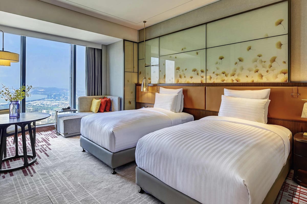 Habitación superior, 2 camas individuales, vista a la ciudad | Ropa de cama de alta calidad, edredón y minibar