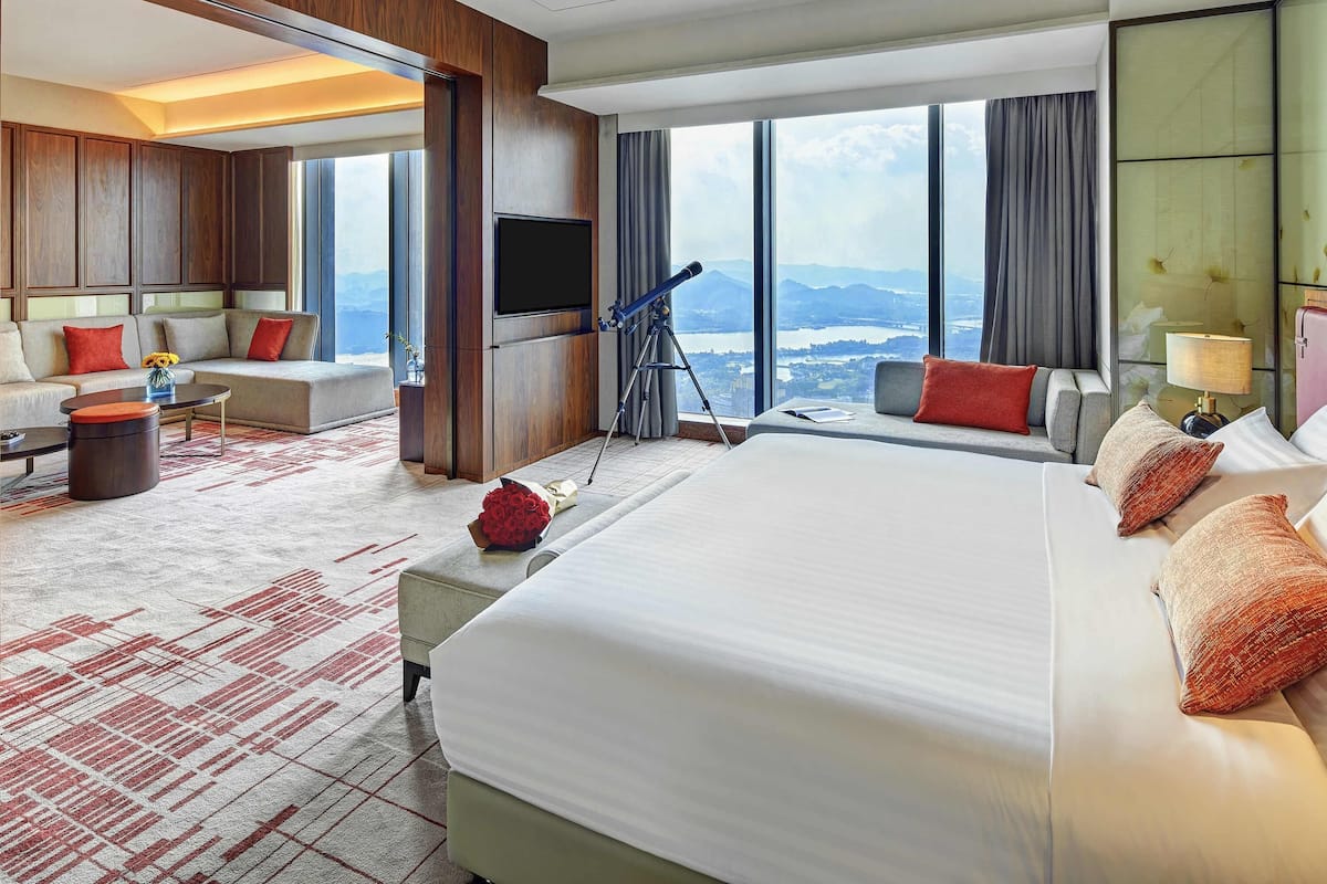 Deluxe suite, 1 kingsize bed, toegang tot de clublounge, uitzicht op rivier (High Floor) | Luxe beddengoed, donsdekens, een minibar, een kluis op de kamer