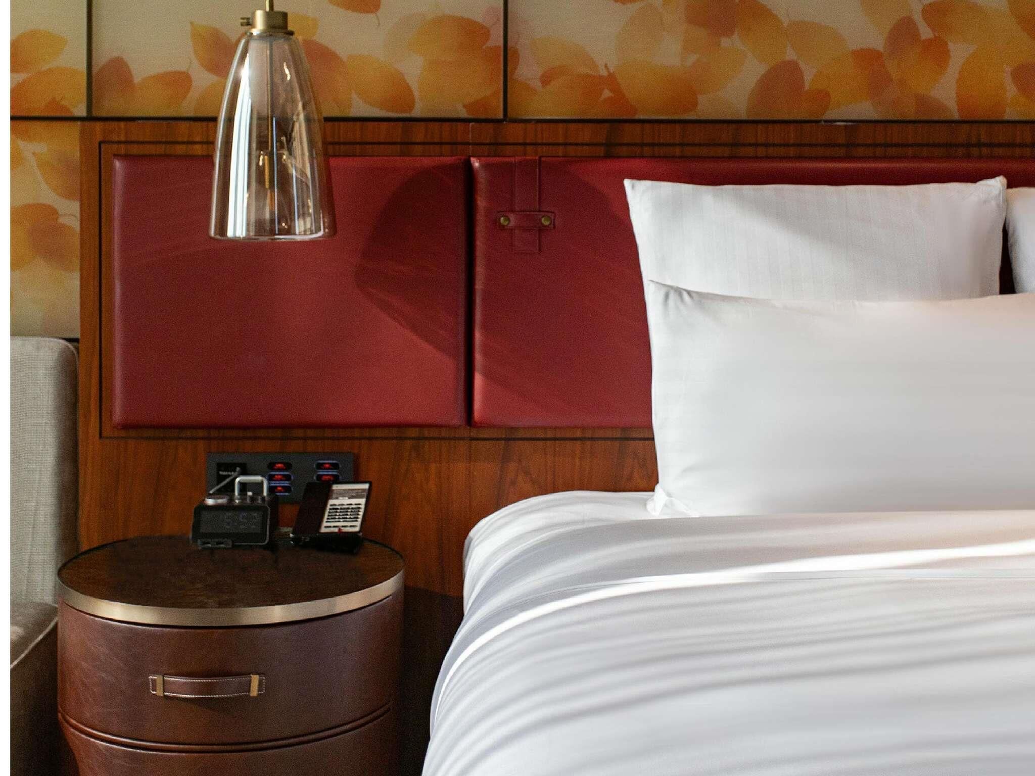 Habitación superior, 1 cama King size, vista a la ciudad | Ropa de cama de alta calidad, edredón y minibar 