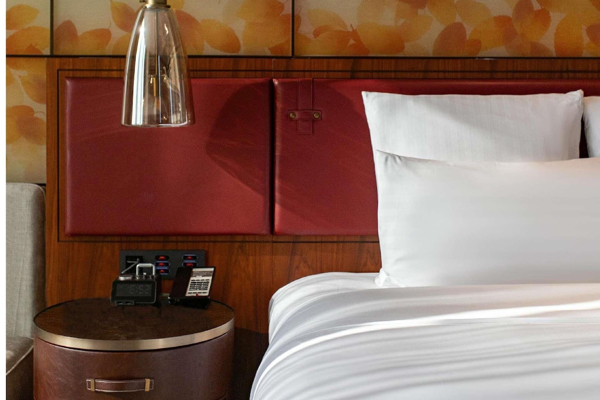 Habitación superior, 1 cama King size, vista a la ciudad | Ropa de cama de alta calidad, edredón y minibar