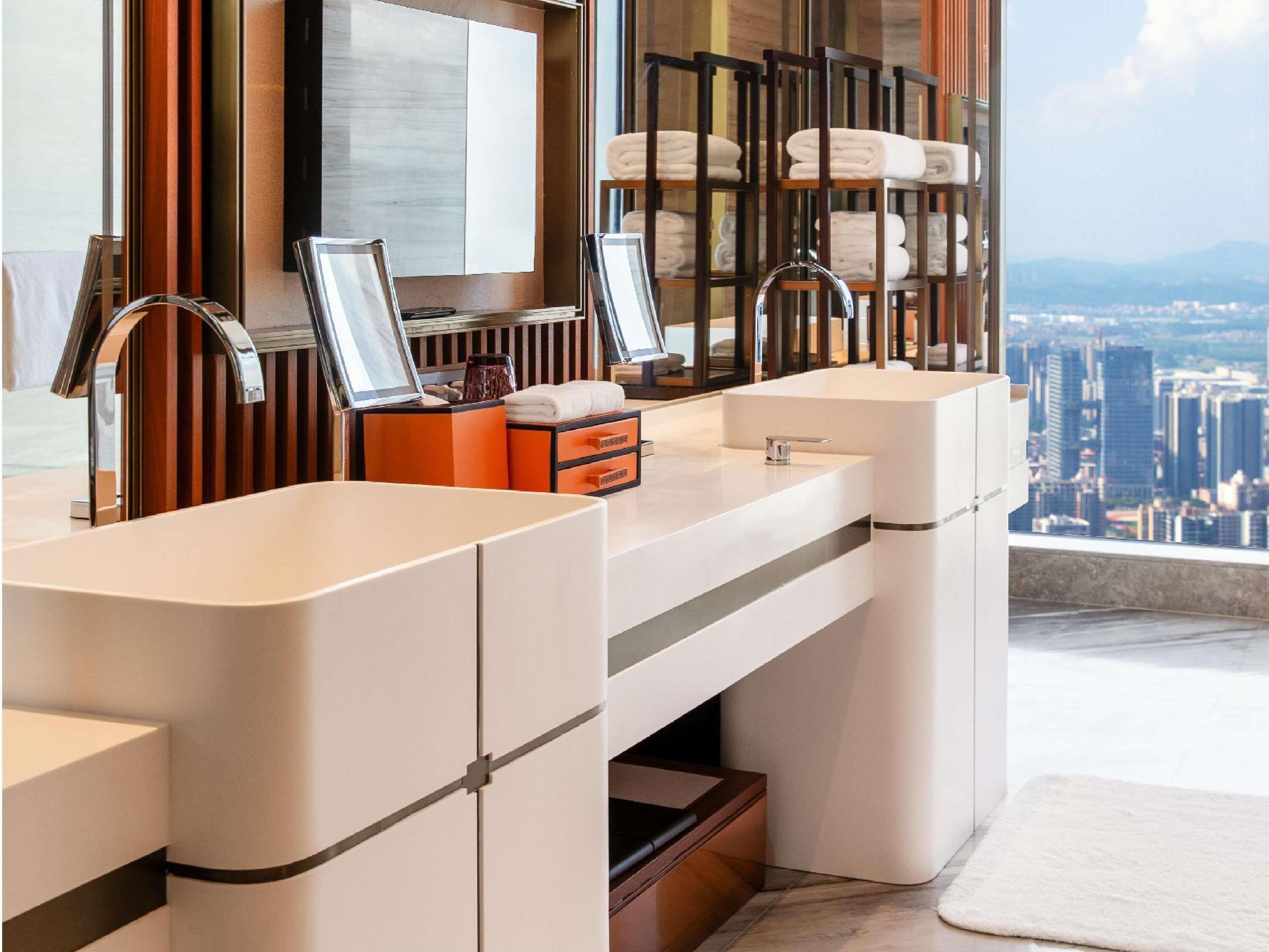 Suite presidencial, 1 cama de matrimonio grande, Acceso al salón del club (High Floor) | Ropa de cama de alta calidad, edredones de plumas, minibar y caja fuerte